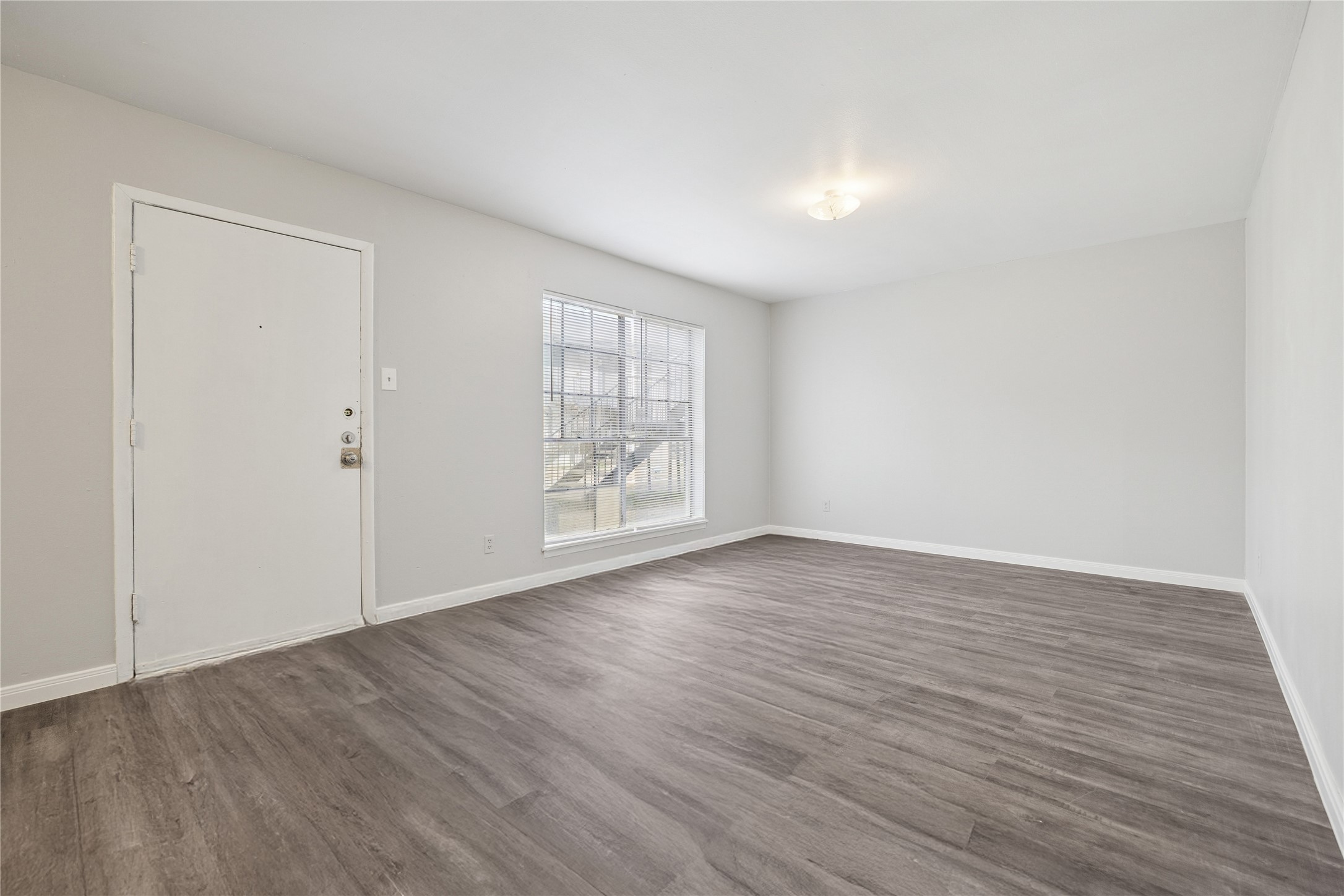 1716 Crownover Road, Unit 18 Houston, TX 77080 - Photo 2 of 8 Living area