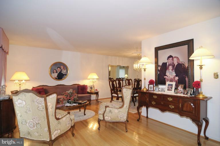 15105 Joshua Tree Road North Potomac, MD 20878 - Photo 3 of 20 Living Room