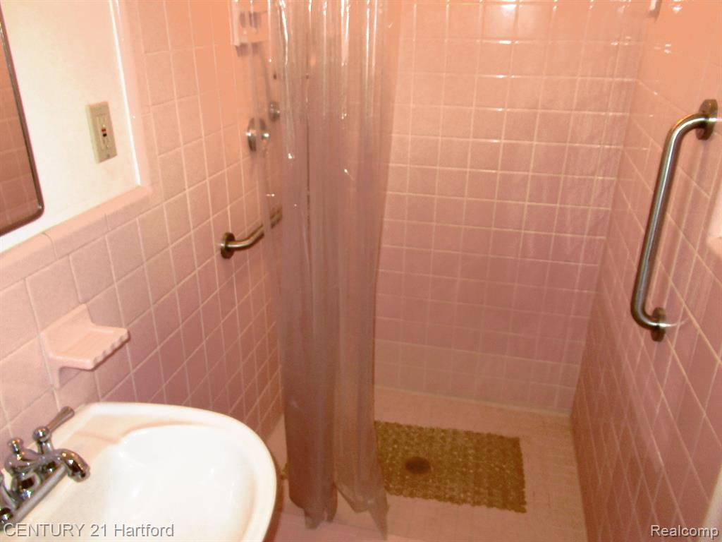 29069 Utley Road Farmington Hills, MI 48334 - Photo 18 of 27