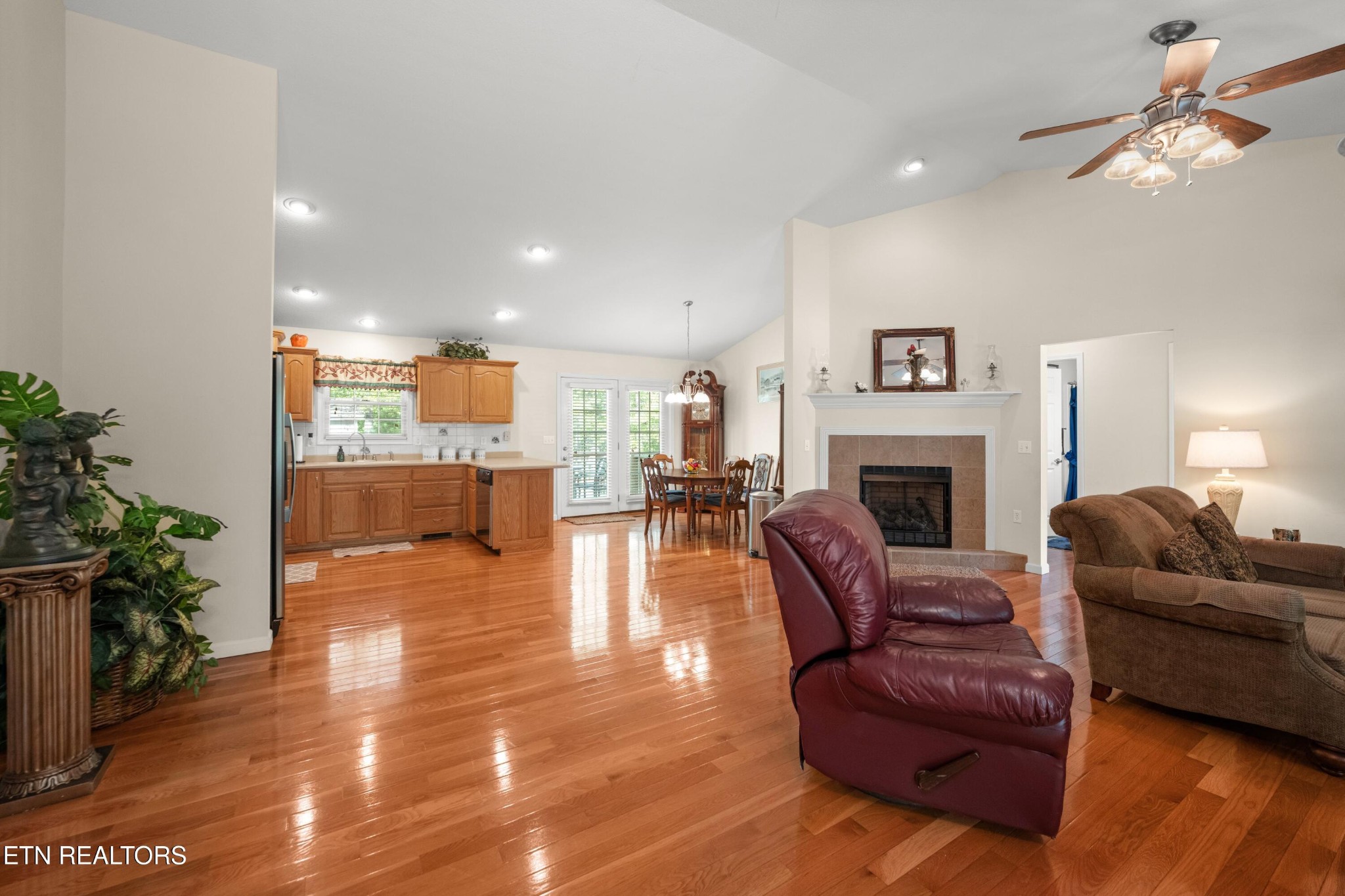 957 Stonecrest Loop Crossville, TN 38571 - Photo 2 of 33