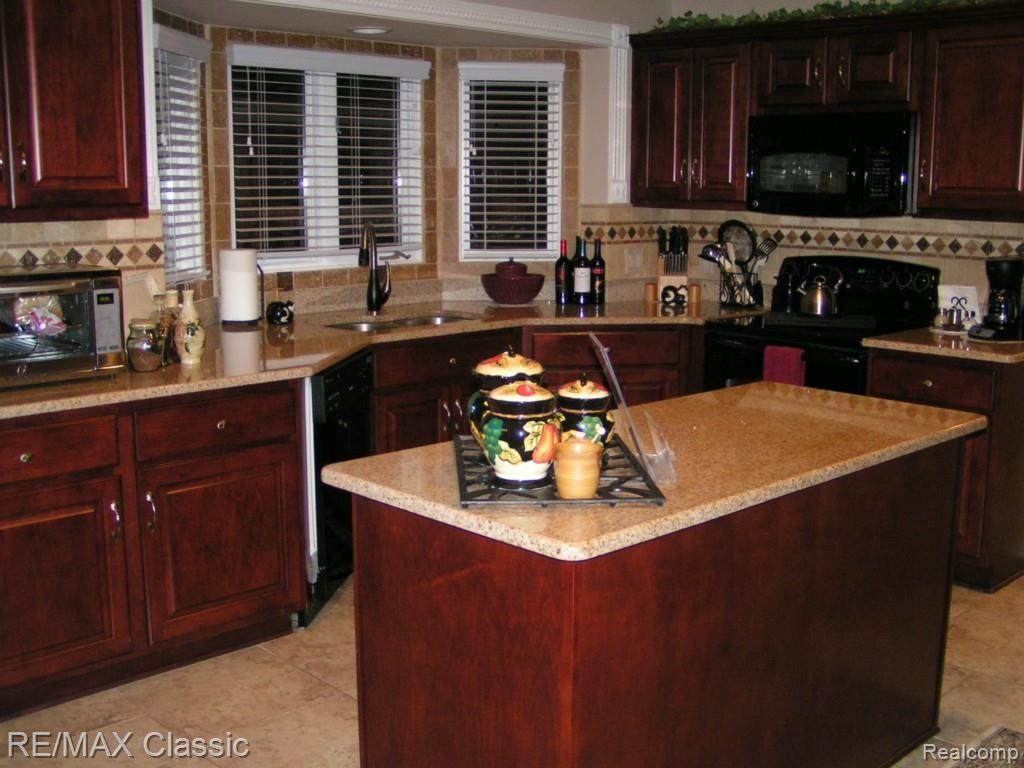 16301 Moore Park Road Macomb, MI 48044 - Photo 27 of 52 PICT0776.jpg