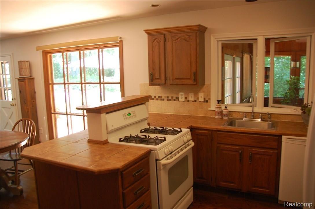 7694 Clintonville Road Clarkston, MI 48348 - Photo 9 of 51 DSC_0922.JPG