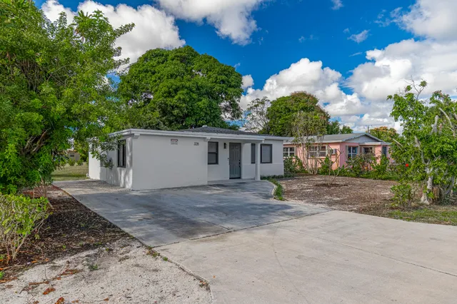 $3,000 | 328 Southwest 11th Avenue, Delray Beach, FL 33444