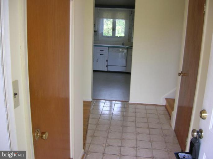 2908 Gracefield Road Silver Spring, MD 20904 - Photo 5 of 26 Entrance / Foyer