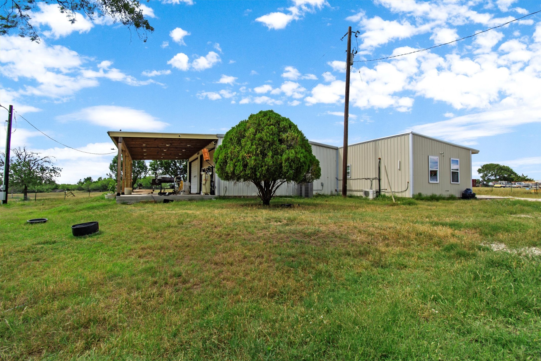 480 Grandpa Road Lockhart, TX 78644 - Photo 8 of 35 y. Nearby, a 800 sq ft duplex features two fully outfitted 400 sq ft units—with a
kitchen, tiled bath, and washer/dryer hookups—offering flexible guest or rental options.
