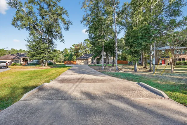 a view of road with yard