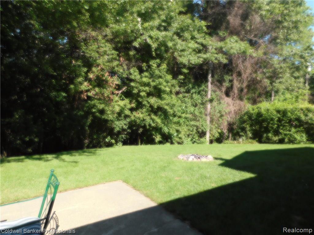 8979 Onandaga Road Clarkston, MI 48348 - Photo 5 of 24 DSCN0928.JPG
