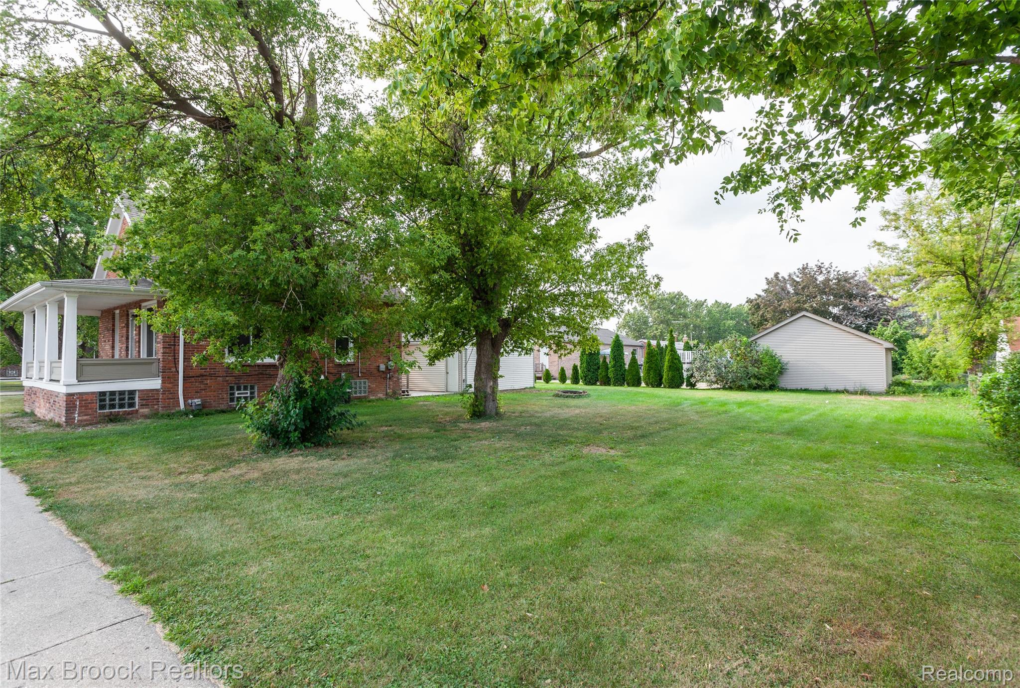13071 East Thirteen Mile Road Warren, MI 48088 - Photo 19 of 23 View of green lawn