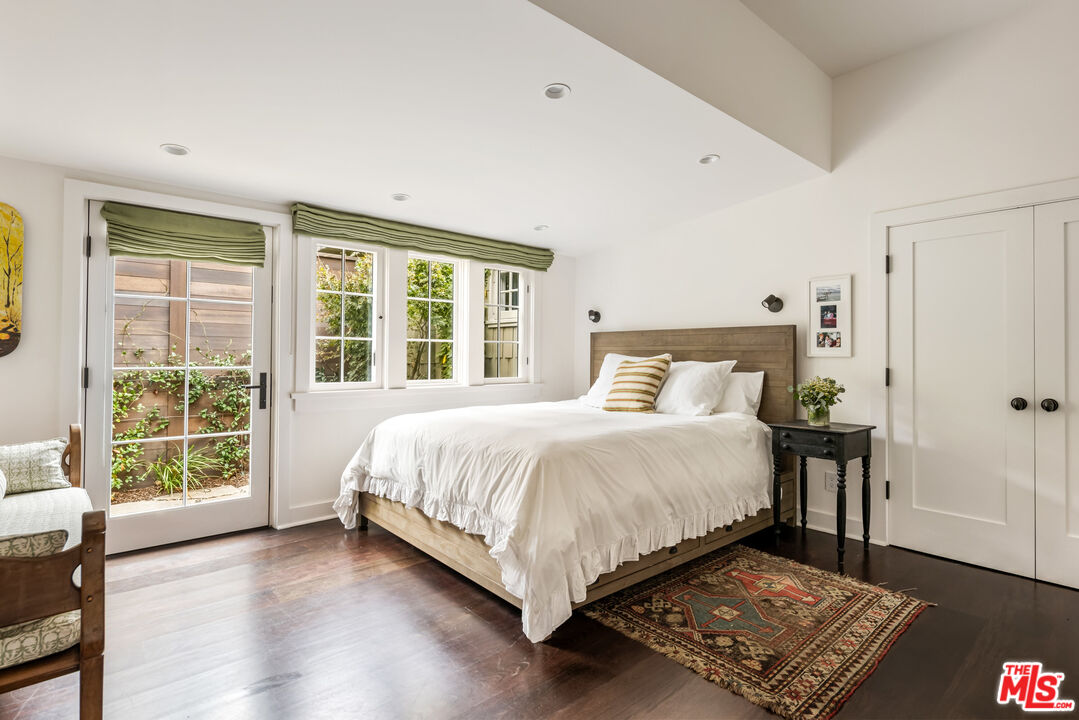 7 Latimer Road Santa Monica, CA 90402 - Photo 21 of 37 a bed sitting in a bedroom next to a window