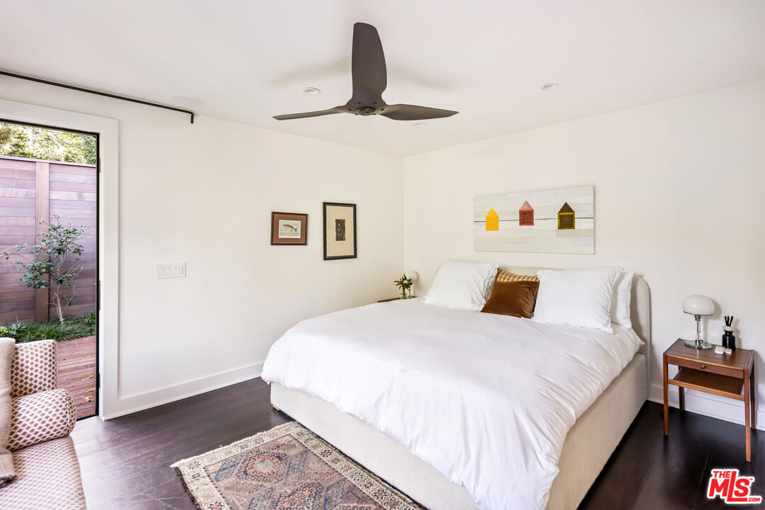 7 Latimer Road Santa Monica, CA 90402 - Photo 32 of 37 a bedroom with a large bed and a couch