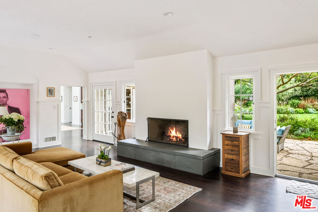 7 Latimer Road Santa Monica, CA 90402 - Photo 4 of 37 a living room with furniture and a fireplace