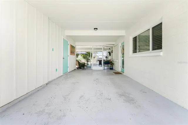 a view of livingroom with furniture
