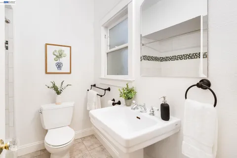 $525,000 | 3746 Park Blvd Way, Unit B, Oakland, CA 94610