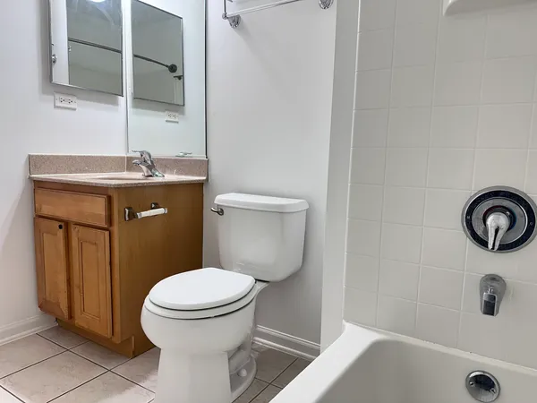 $2,800 | 164 Rosehall Drive, Unit 3, Lake Zurich, IL 60047