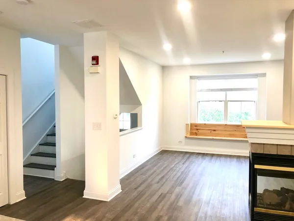 $2,800 | 164 Rosehall Drive, Unit 3, Lake Zurich, IL 60047