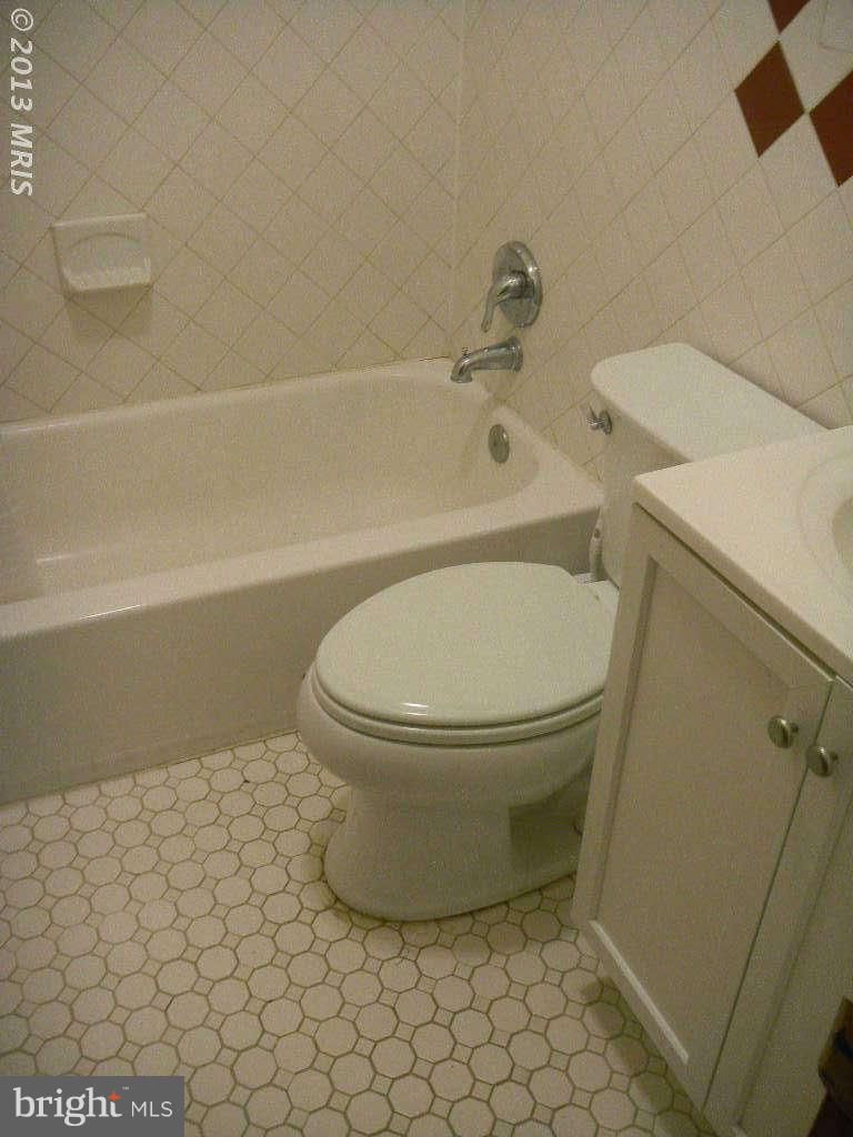 8606 Inwood Road Baltimore, MD 21244 - Photo 22 of 29 Bath