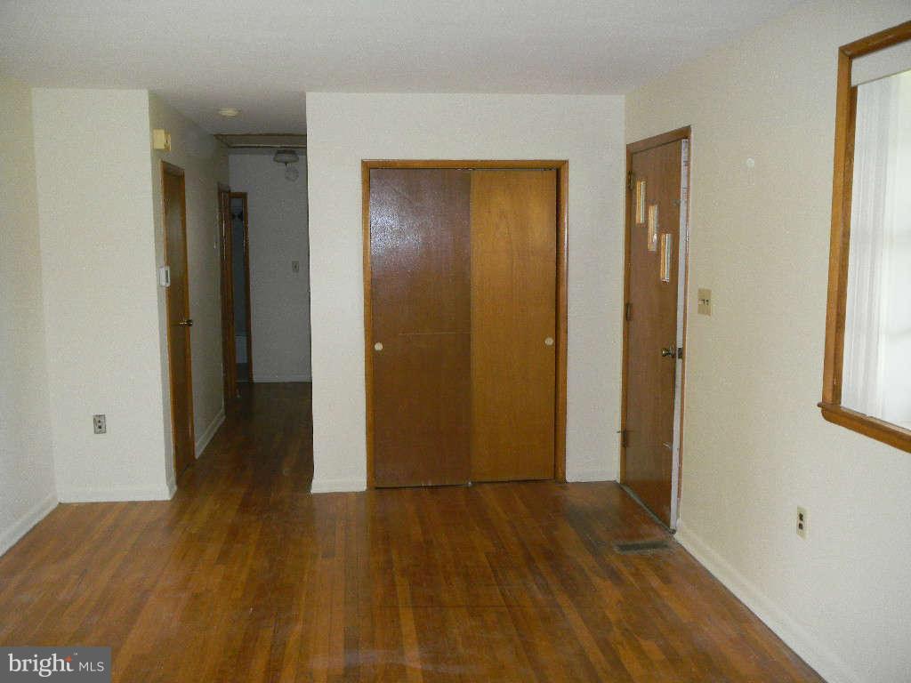 8606 Inwood Road Baltimore, MD 21244 - Photo 8 of 29 Living Room