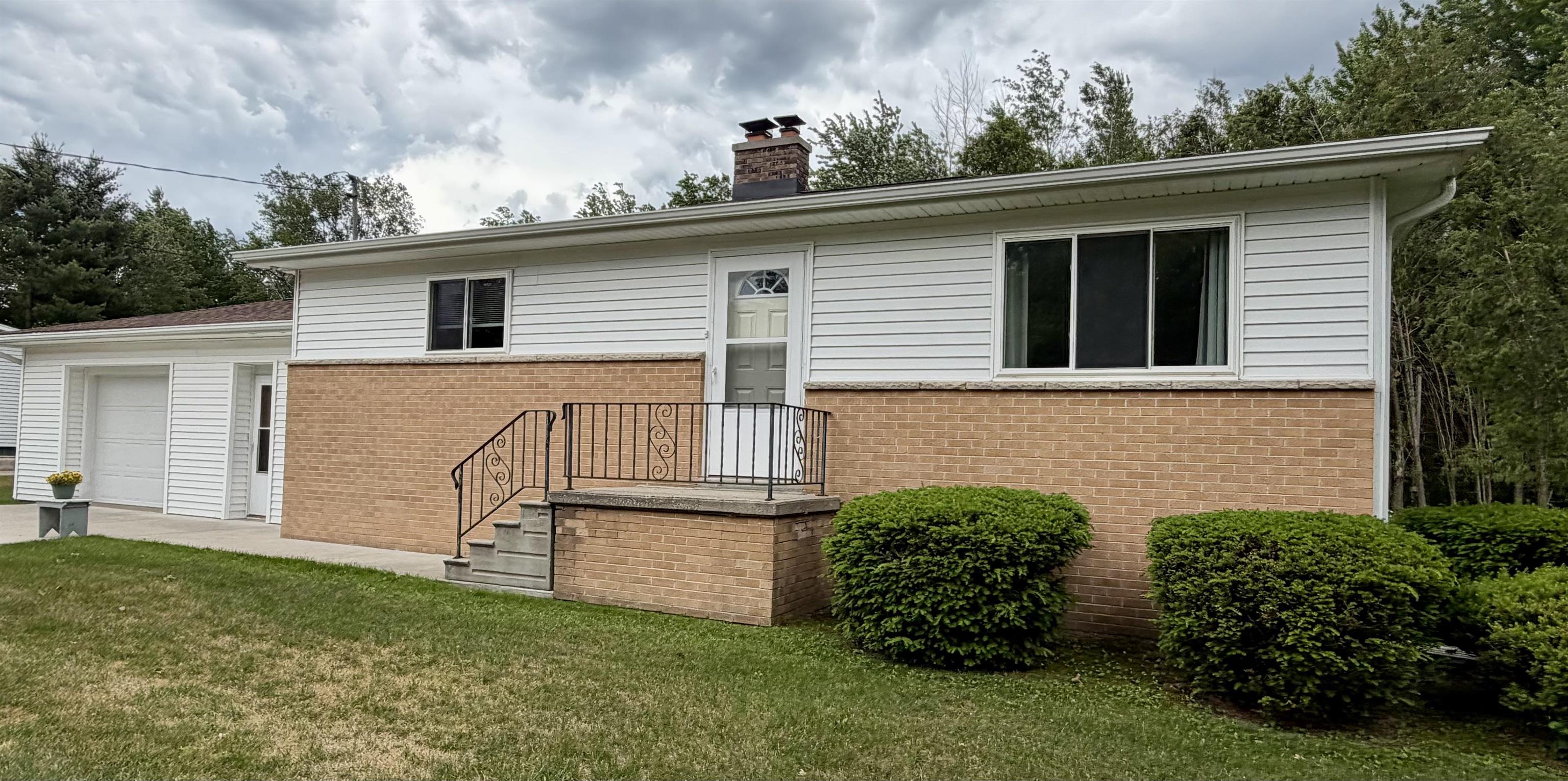 216 8th Street Pinconning, MI 48650 - Photo 2 of 29