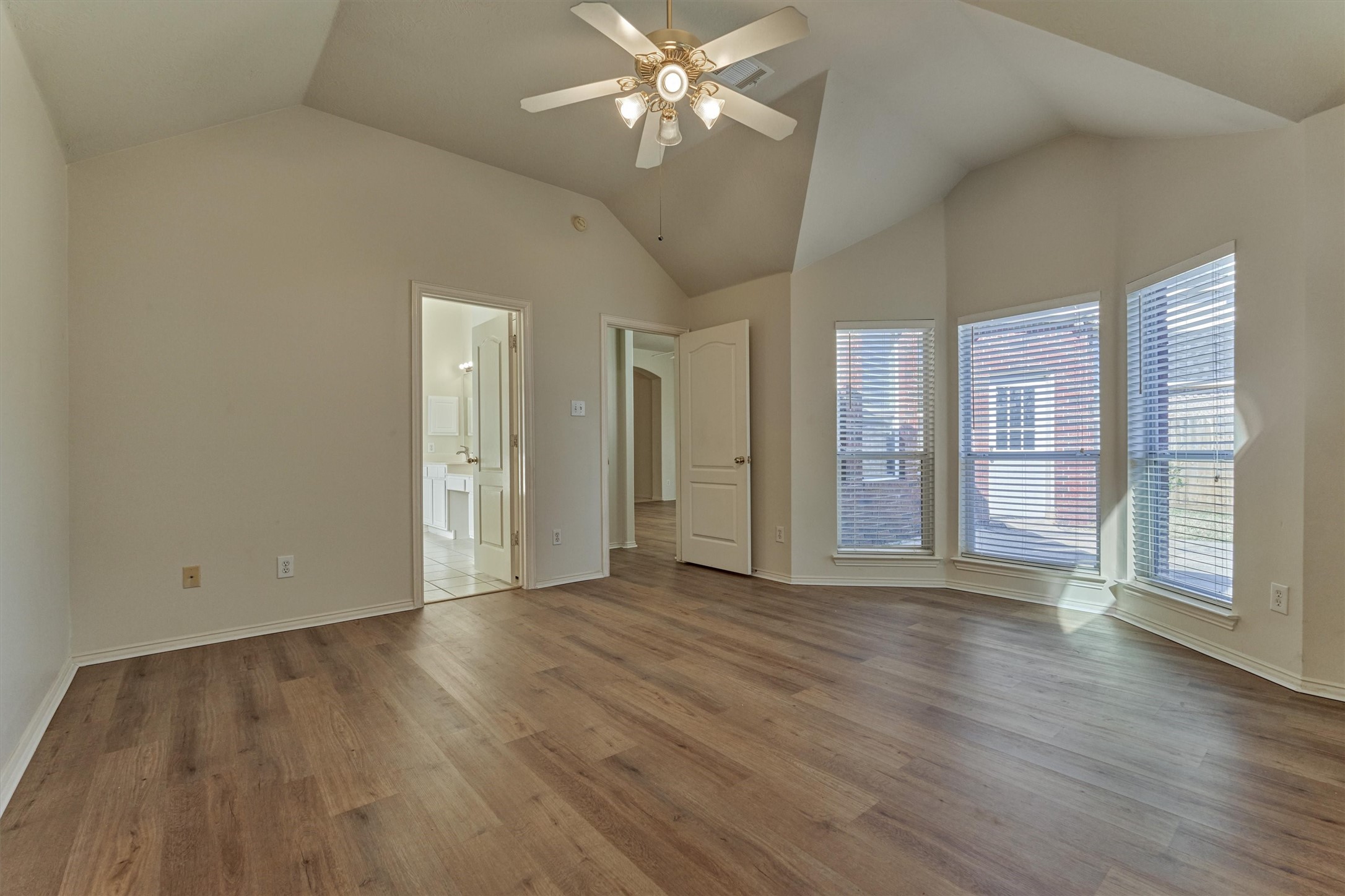 21322 Hannover Forest Spring, TX 77388 - Photo 16 of 30 So much room for all your large furniture pieces and a sitting area!