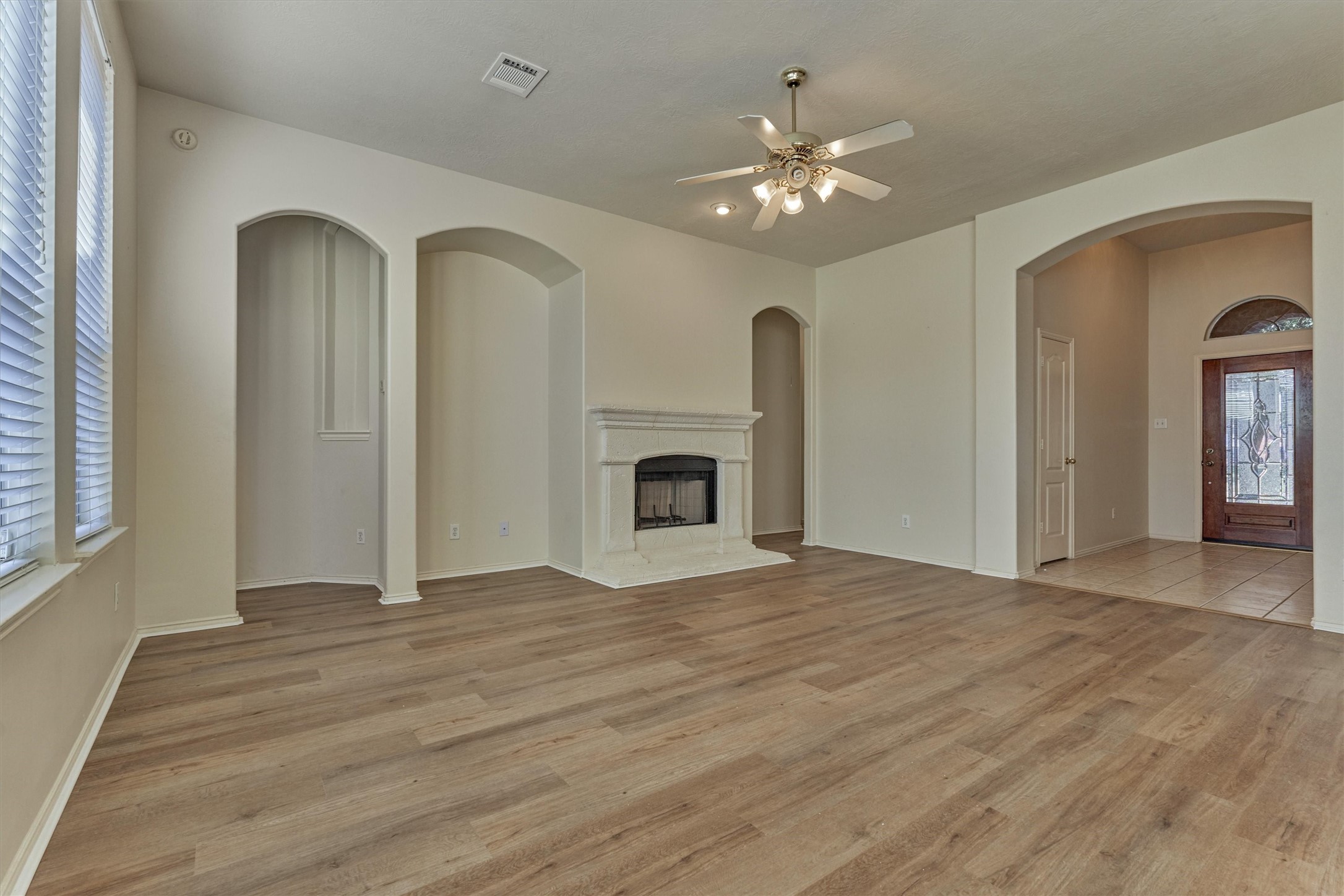 21322 Hannover Forest Spring, TX 77388 - Photo 6 of 30 Tons of space for all your furniture pieces in this spacious den.