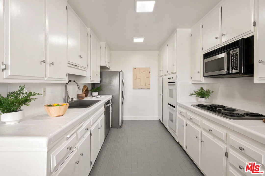 10725 Ohio Avenue, Unit PH2 Los Angeles, CA 90024 - Photo 14 of 31