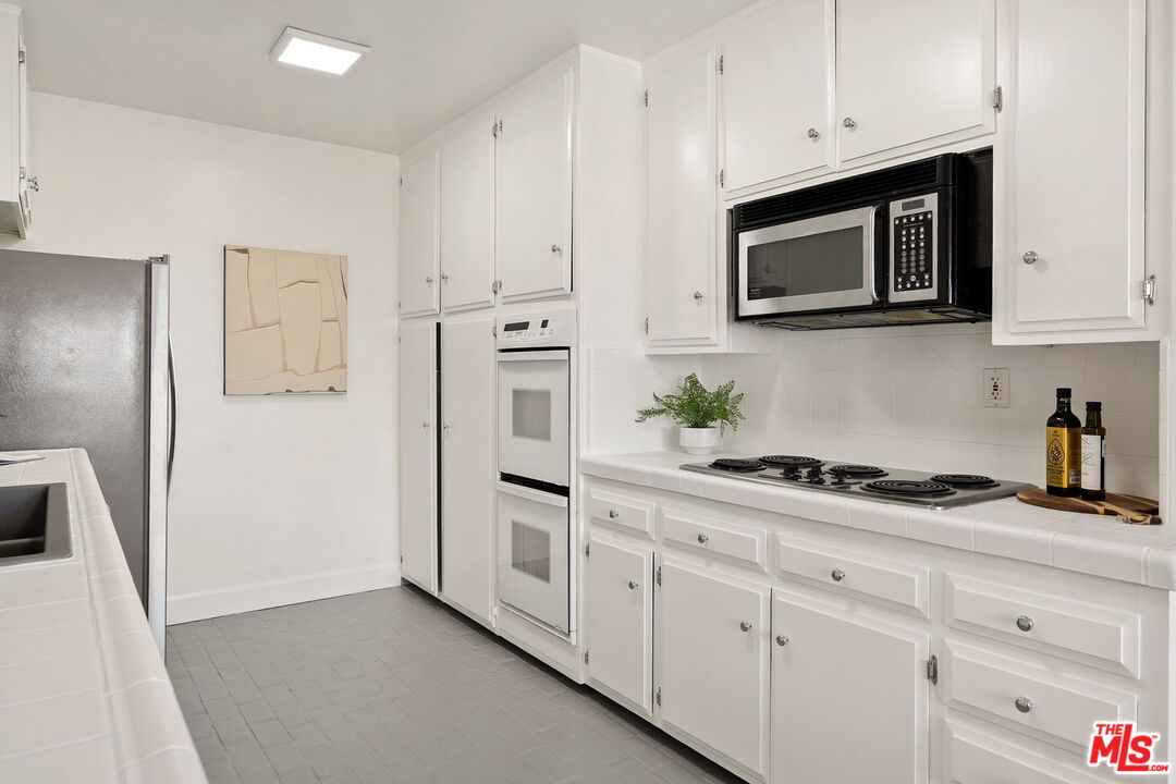 10725 Ohio Avenue, Unit PH2 Los Angeles, CA 90024 - Photo 15 of 31