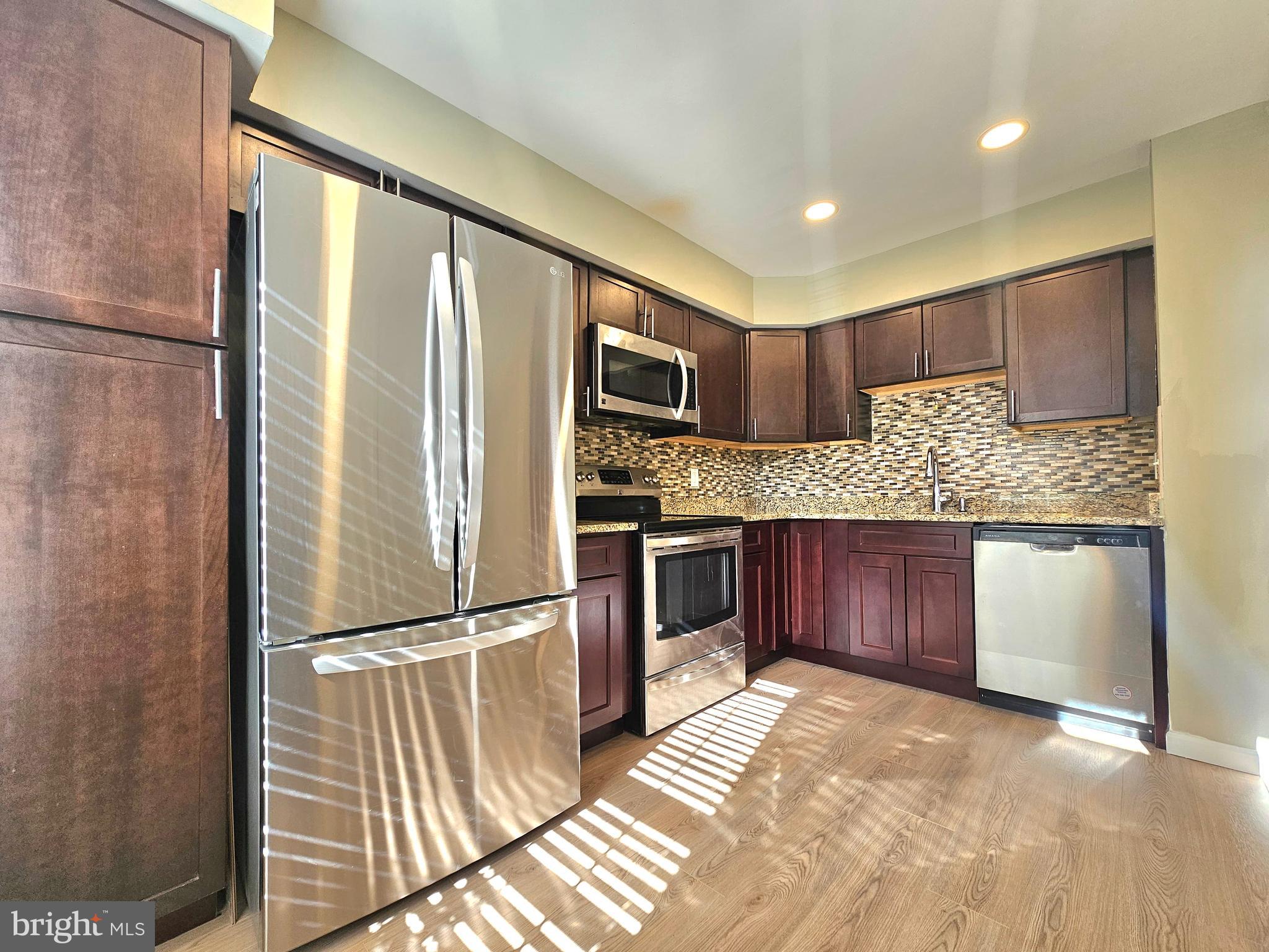 7664 Northern Oaks Court Springfield, VA 22153 - Photo 5 of 29