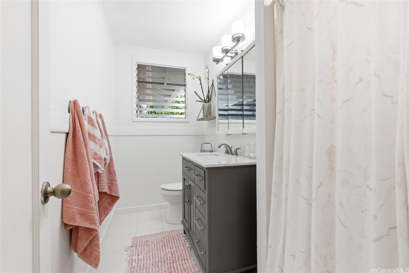 531 Kaiemi Street Kailua, HI 96734 - Photo 8 of 22 Guest Bathroom.