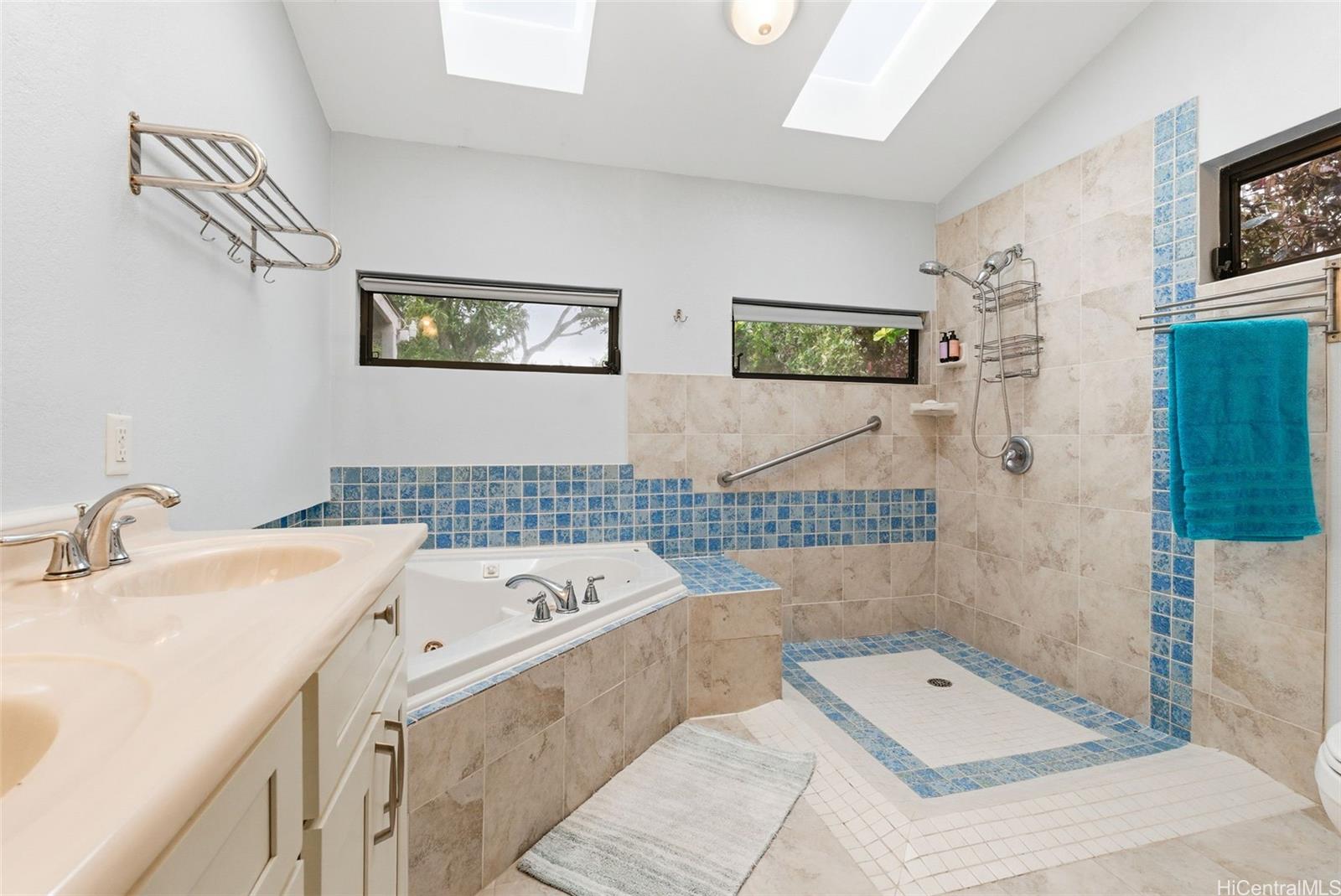 531 Kaiemi Street Kailua, HI 96734 - Photo 10 of 22 Primary bathroom.