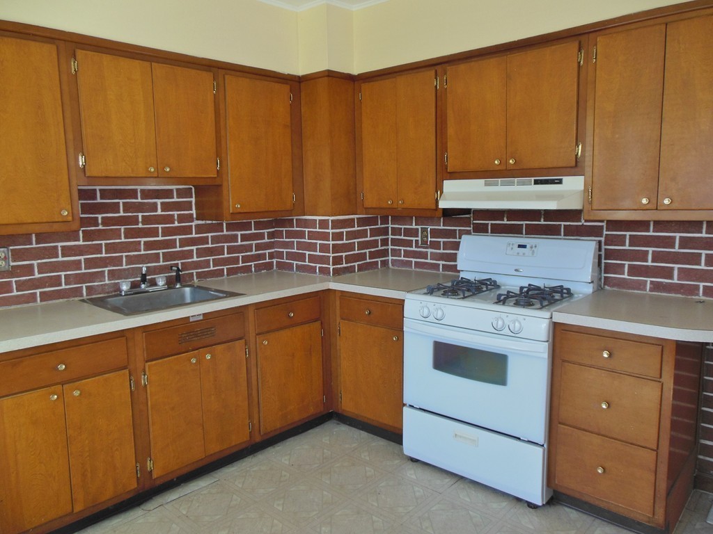 211 Windsor Street West Springfield, MA 01089 - Photo 5 of 25 Gallery Image 5