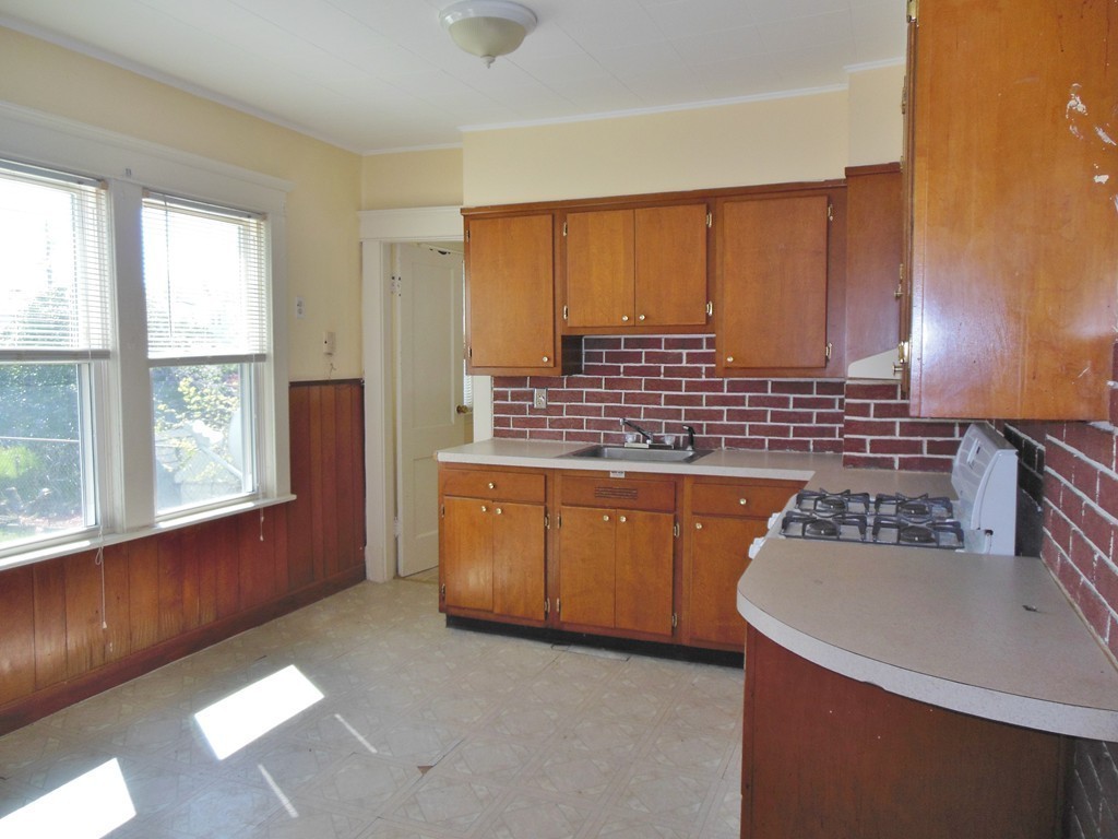 211 Windsor Street West Springfield, MA 01089 - Photo 6 of 25 Gallery Image 6