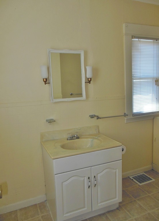 211 Windsor Street West Springfield, MA 01089 - Photo 8 of 25 Gallery Image 8