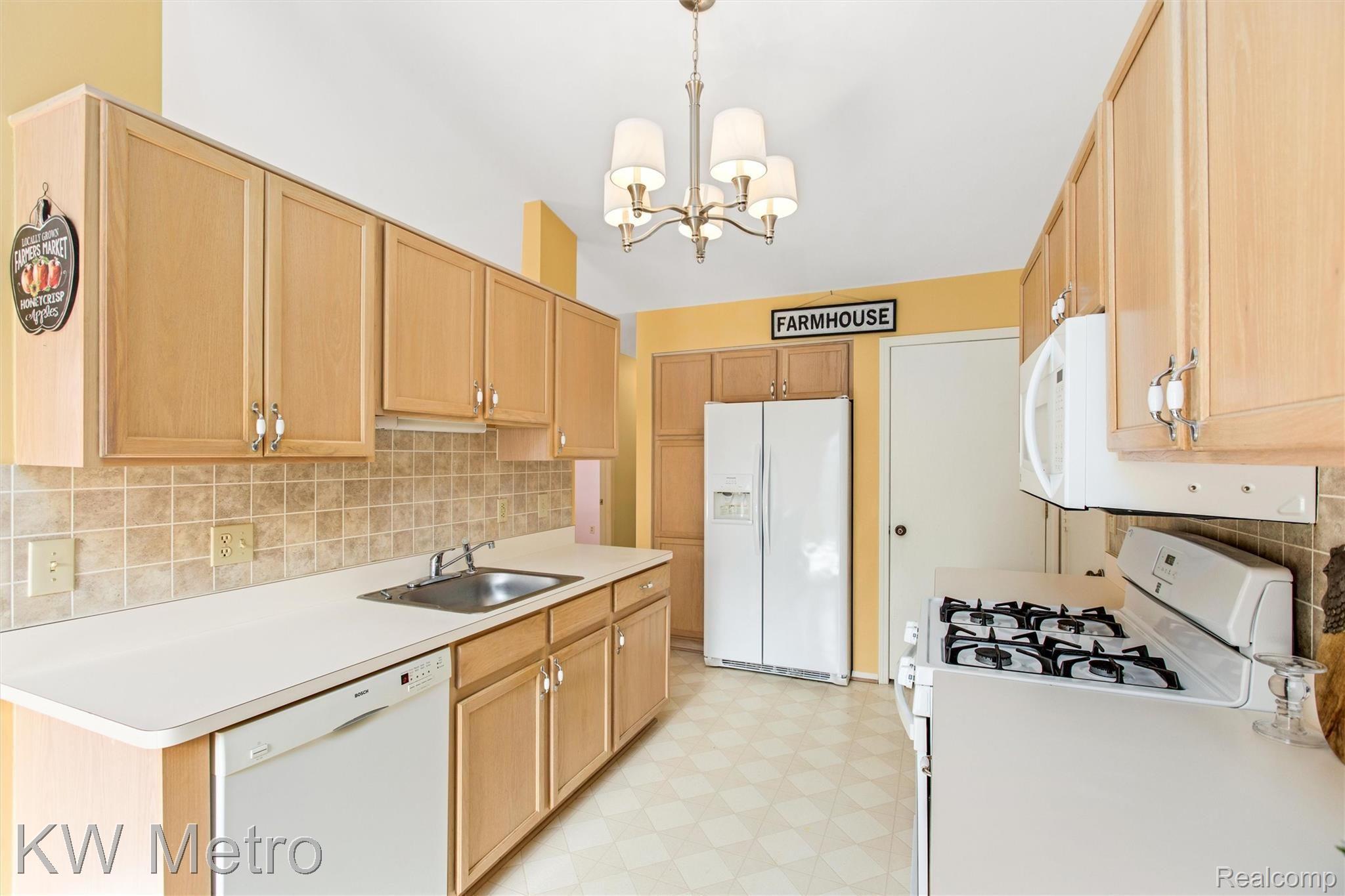 30 Pine Tree Ridge, Unit 1 Waterford, MI 48327 - Photo 10 of 28 Kitchen