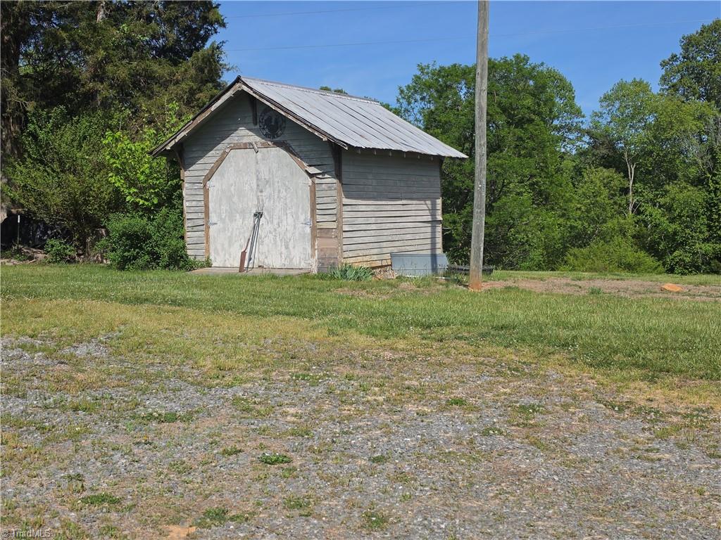 2729 Asbury Road Mount Airy, NC 27030 - Photo 25 of 36