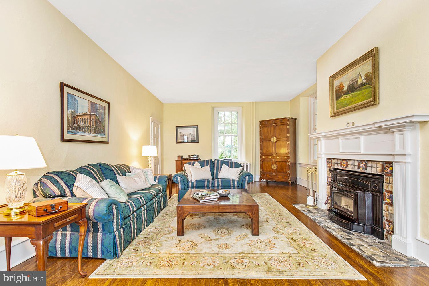 16 Golfview Road Doylestown, PA 18901 - Photo 11 of 36 Living Room