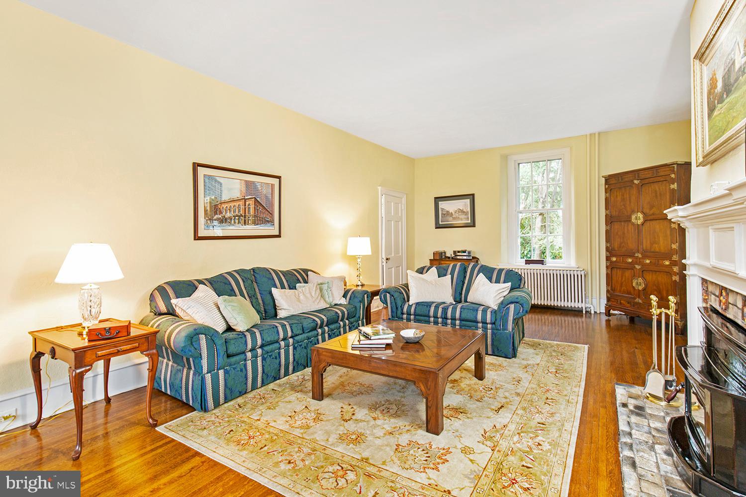 16 Golfview Road Doylestown, PA 18901 - Photo 9 of 36 Living Room