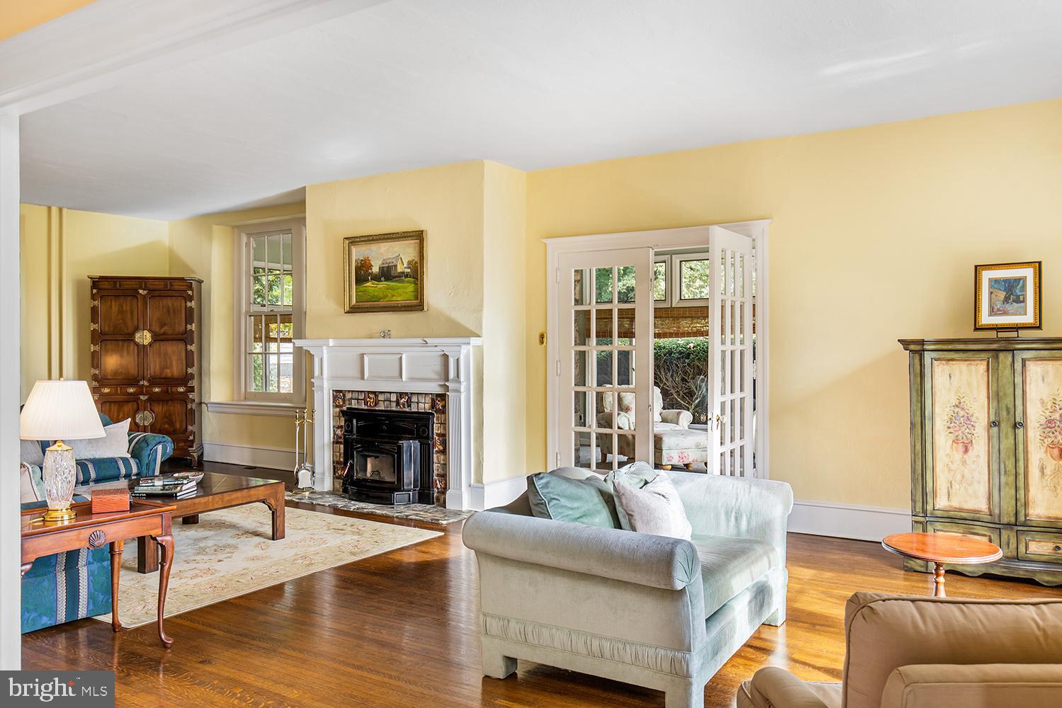 16 Golfview Road Doylestown, PA 18901 - Photo 10 of 36 Living Room