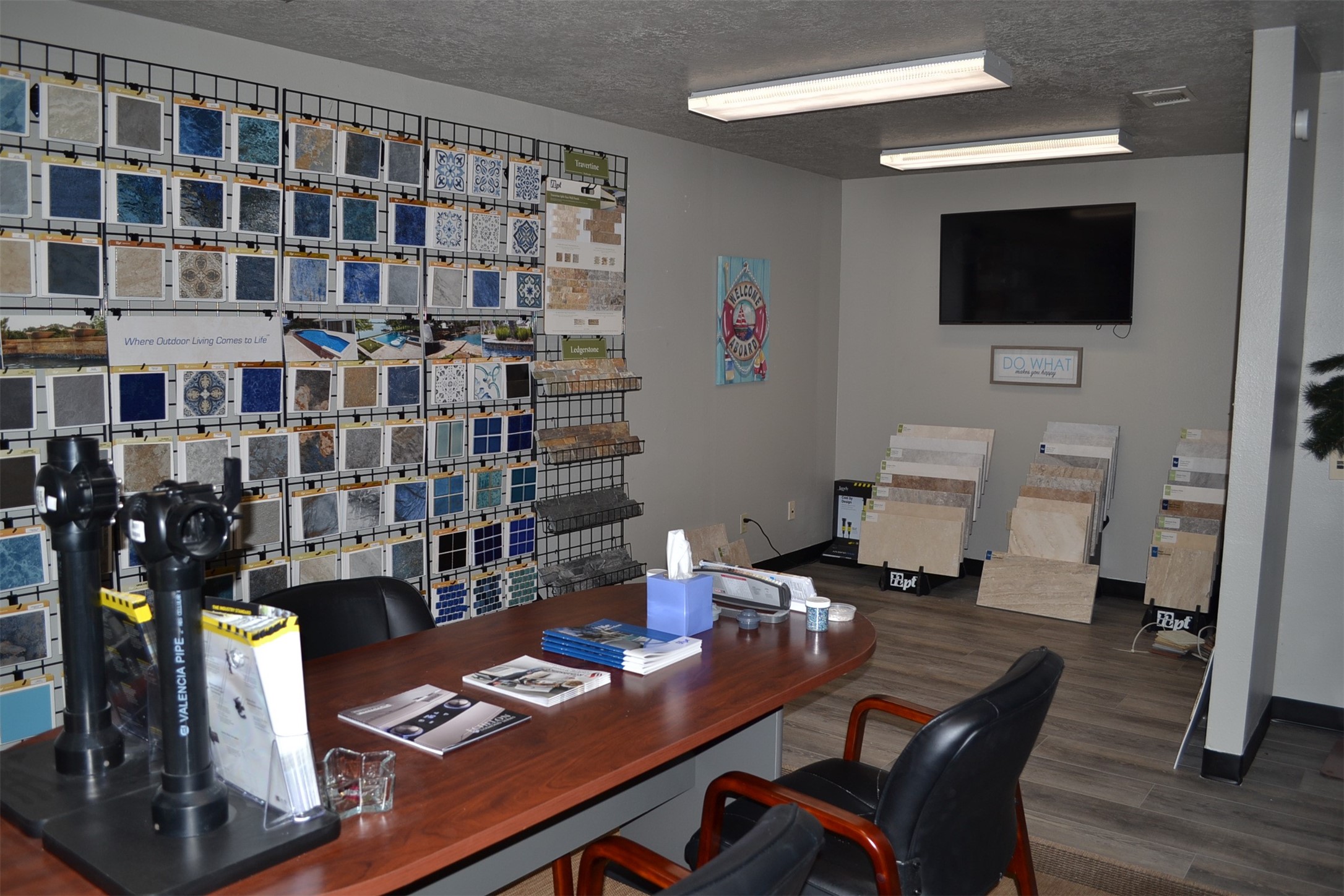 12122 Knigge Cemetery Road Cypress, TX 77429 - Photo 19 of 48 a work room with furniture and a flat screen tv