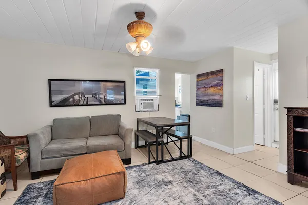$2,800 | 909 North Palmway, Unit B, Lake Worth Beach, FL 33460