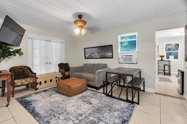 $2,800 | 909 North Palmway, Unit B, Lake Worth Beach, FL 33460