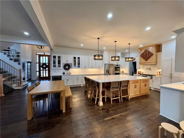 $825,000 | 5852 South National Drive, Parkville, MO 64152