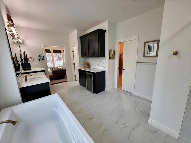 $825,000 | 5852 South National Drive, Parkville, MO 64152