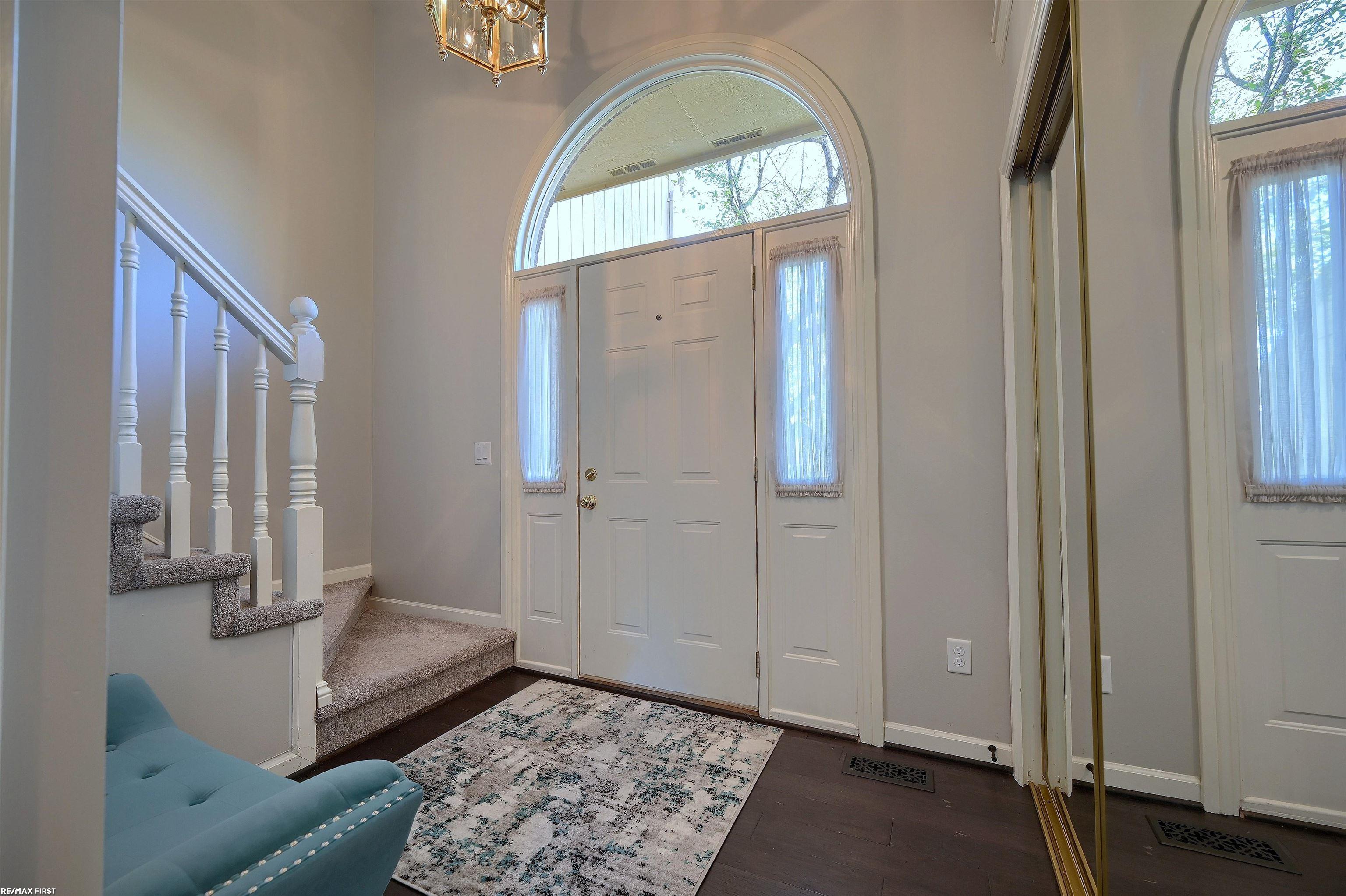 2131 Rochelle Park Drive Rochester, MI 48309 - Photo 3 of 25 50092327-2.JPG
