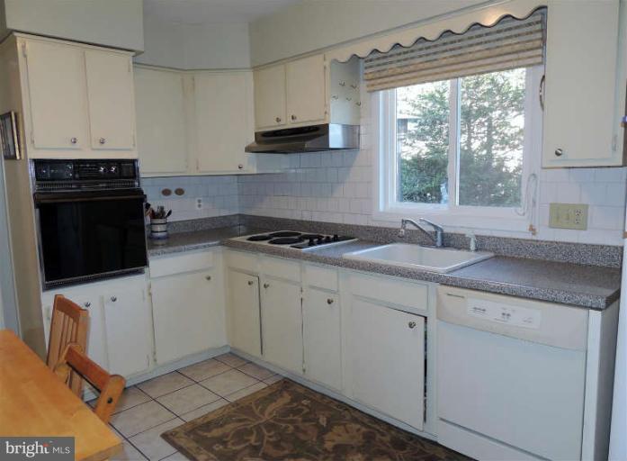 7834 Greeley Boulevard Springfield, VA 22152 - Photo 5 of 27 Kitchen