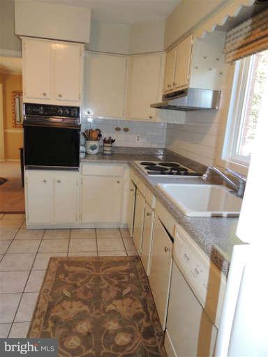 7834 Greeley Boulevard Springfield, VA 22152 - Photo 7 of 27 Kitchen