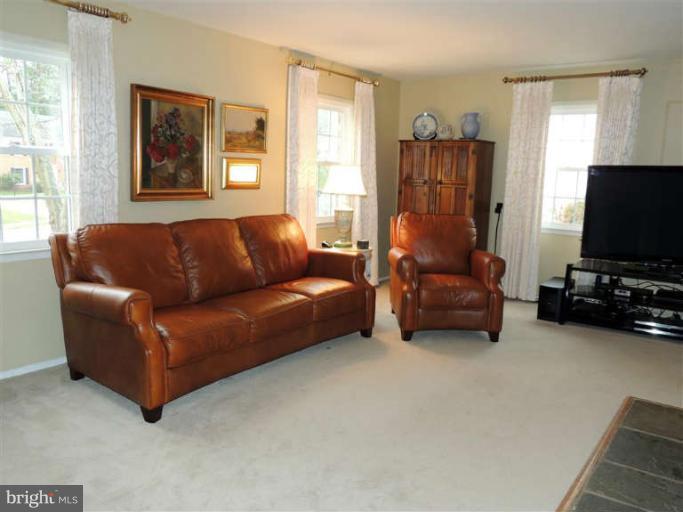 7834 Greeley Boulevard Springfield, VA 22152 - Photo 10 of 27 Living Room
