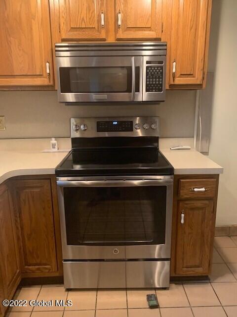 28 Tudor Road Albany, NY 12203 - Photo 14 of 49 stove w micro