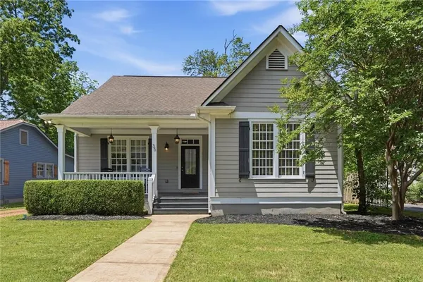 a view of a house with a yard
