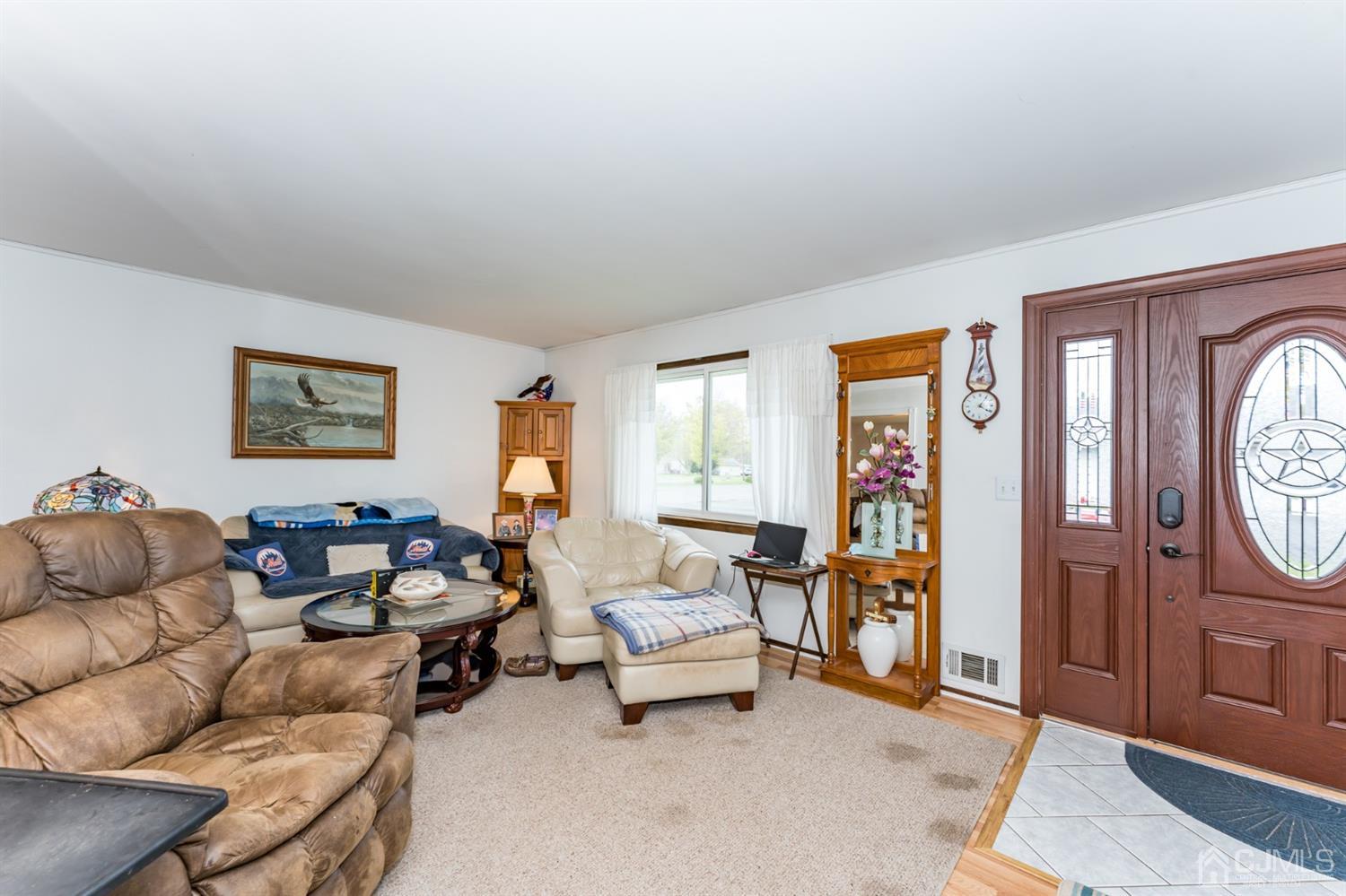 88 Stratton Street South Piscataway, NJ 08854 - Photo 2 of 22 a living room with furniture and a window