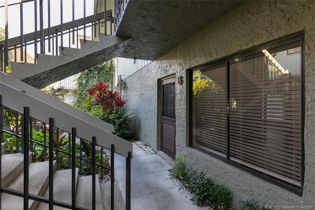 800 Northwest Fork Road, Unit 86 Stuart, FL 34994 - Photo 24 of 40 a view of a house with wooden fence
